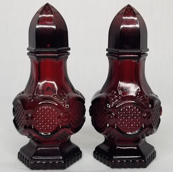 Vintage Avon 1876 Cape Cod Collection Ruby Red Glass Salt And Pepper Shaker Set - Picture 12 of 12